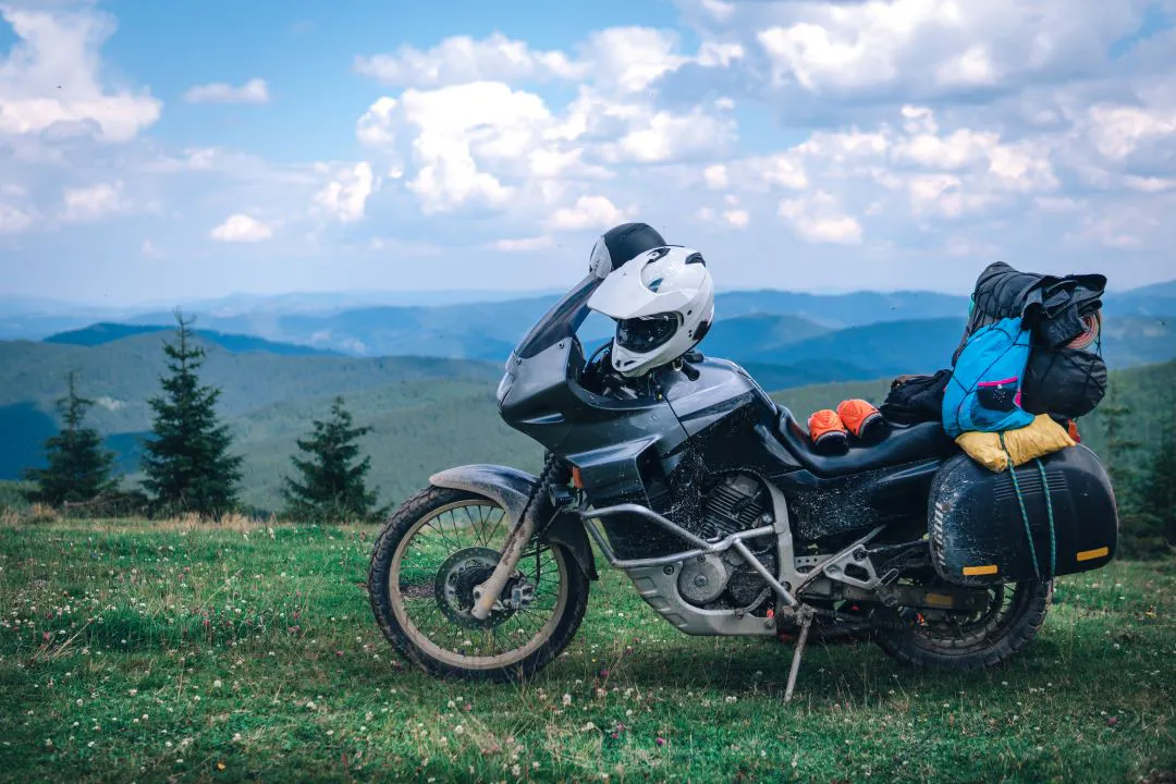Motocicleta de aventura no topo da montanha. Viagem de motocicleta. Viagem off-road, férias de viagem estilo de vida, conceito esportivo ao ar livre.