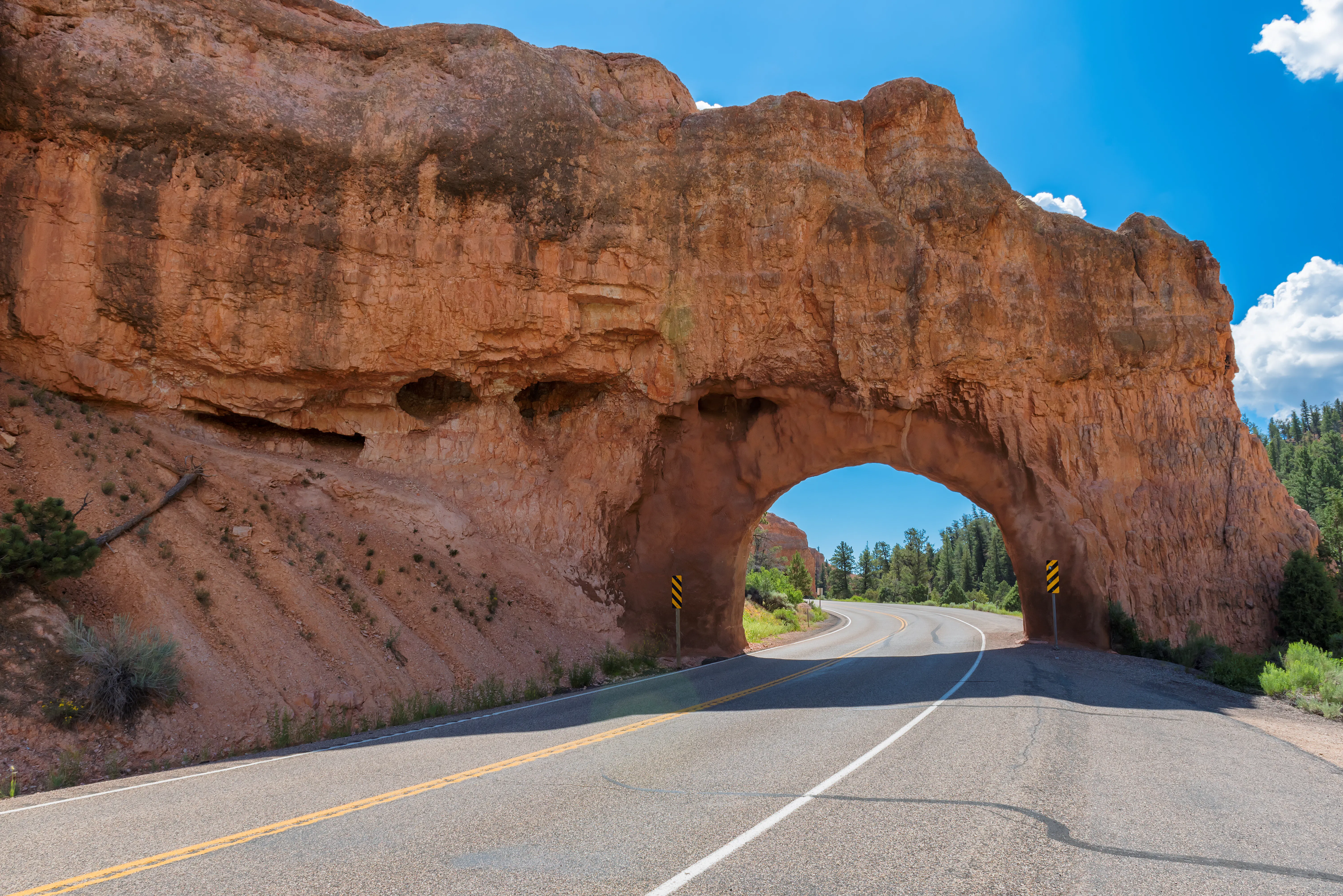 Viajando por una ruta panorámica a través de un arco en el Parque Nacional de Utah