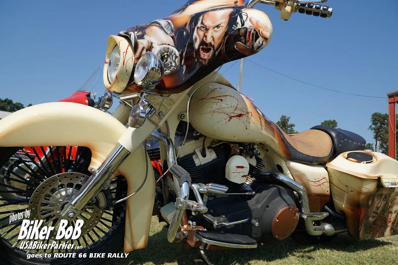 O local de acampamento para carro recreativo seco é um lugar aconchegante neste encontro de motociclistas da Route 66!