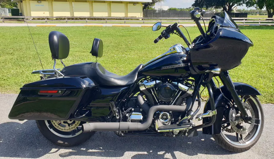 Aluguel de motocicleta Halley Davidson Road Glide na Riders Share, uma empresa de aluguel de motocicletas P2P.