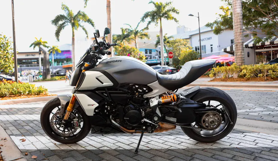 Aluguel da motocicleta Ducati XDiavel Power Cruiser na Riders Share, uma empresa de aluguel de motocicletas P2P (peer-to-peer).
