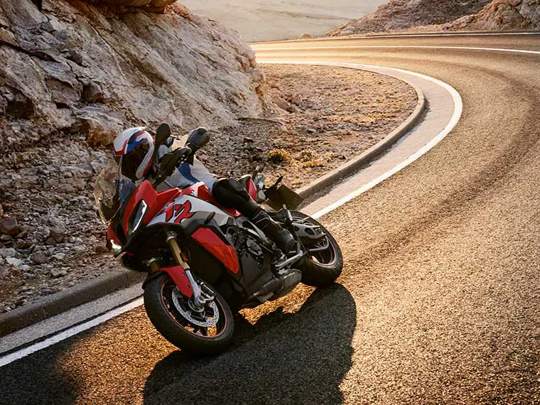 BMW S 1000 XR circulando cerca de Las Vegas.