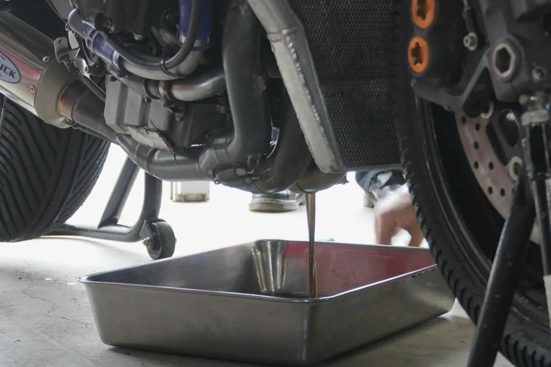 foto de óleo drenando de um bucha de dreno de motocicleta troca de óleo de motocicleta faça você mesmo como instruções