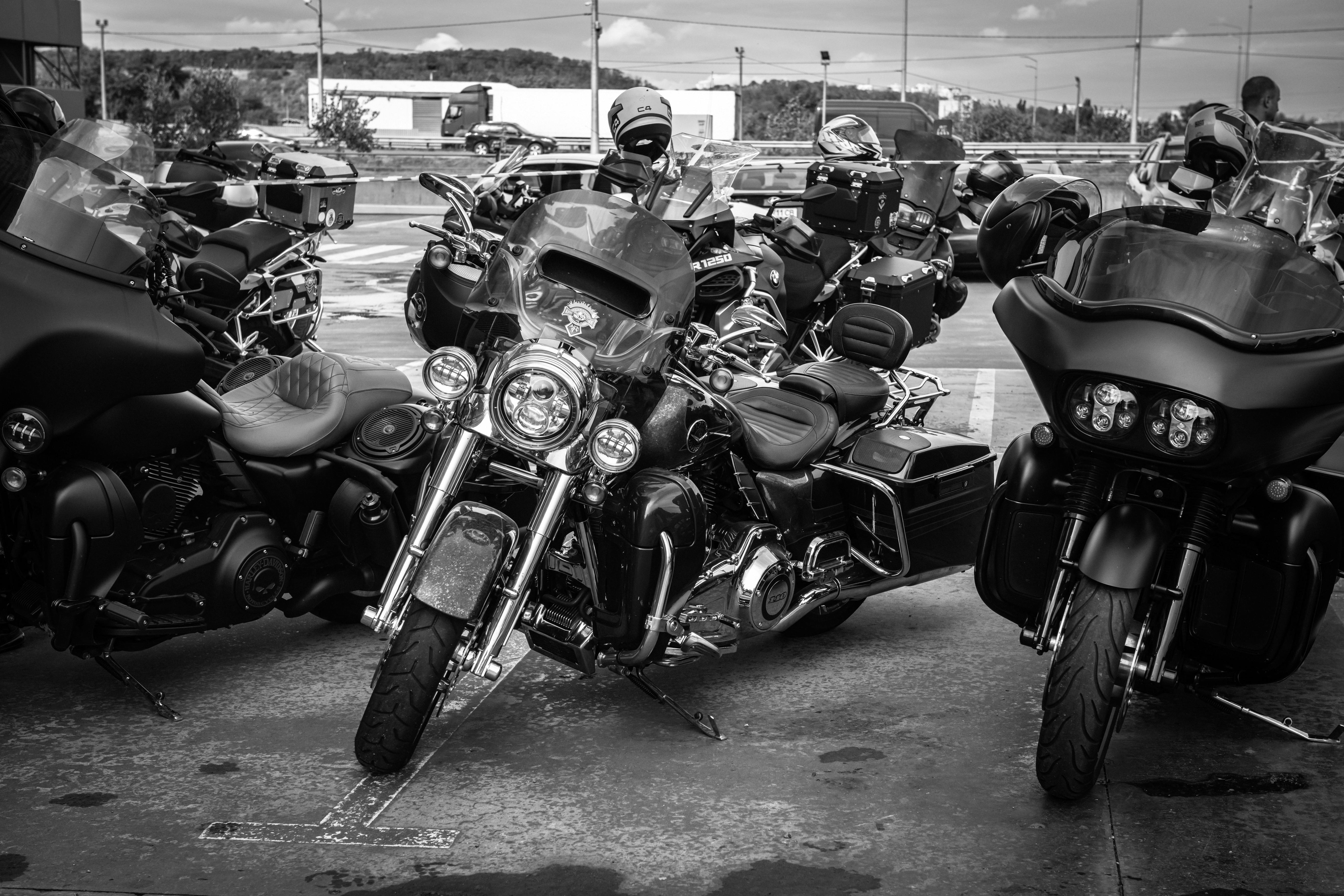 motorcycles lined up for motorcycle meetup in hawaii