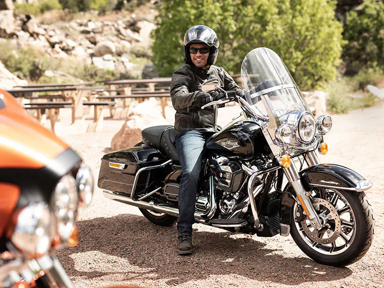 Una motocicleta de turismo Harley-Davidson alquilada en Santa Mónica, California.