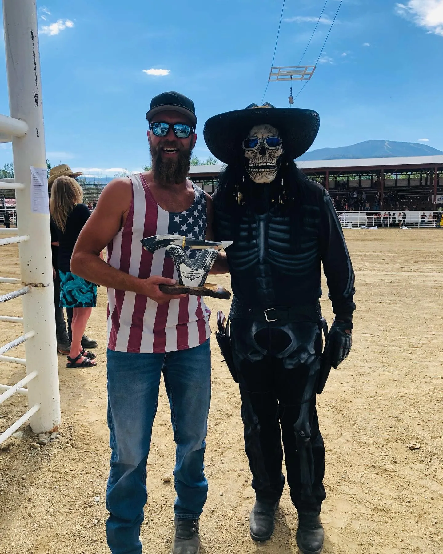 Não perca o estábulo campeão do rodeio ou o rodeio cavalo de ferro.