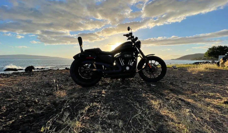 aluguel de Harley Cruiser, pessoa aluga uma Iron 883 em Honolulu, Hawaii