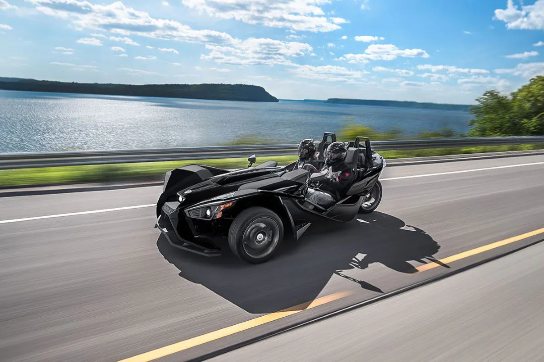 Polaris Slingshot em rodovia - comparação de motocicletas Can-Am de três rodas e Polaris Slingshot