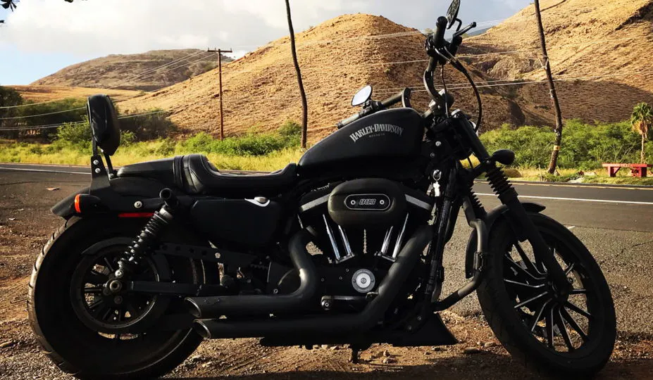 motocicleta preta Harley Davidson estacionada em uma estrada no Havaí