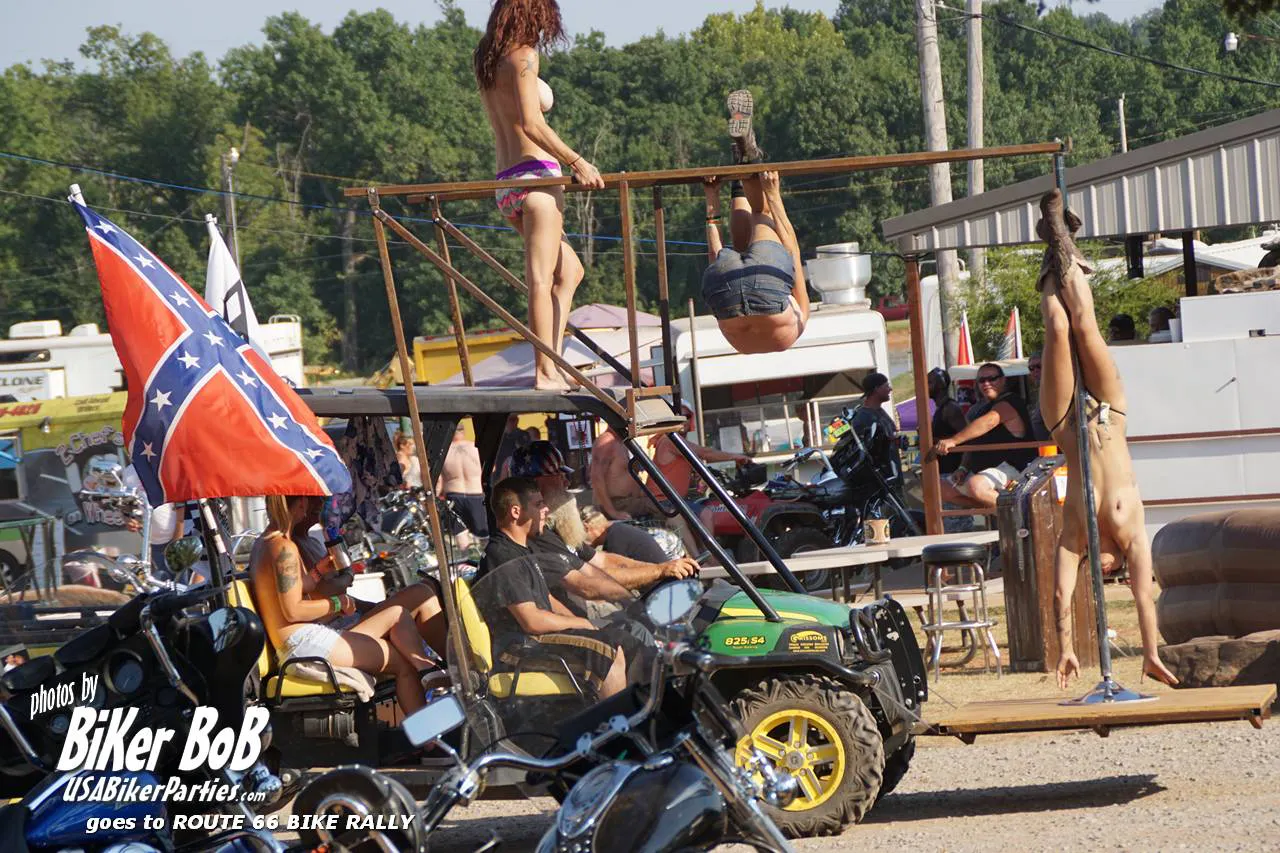 Muitos concursos radicais nos terrenos do rali em um evento adulto no estilo escolar
