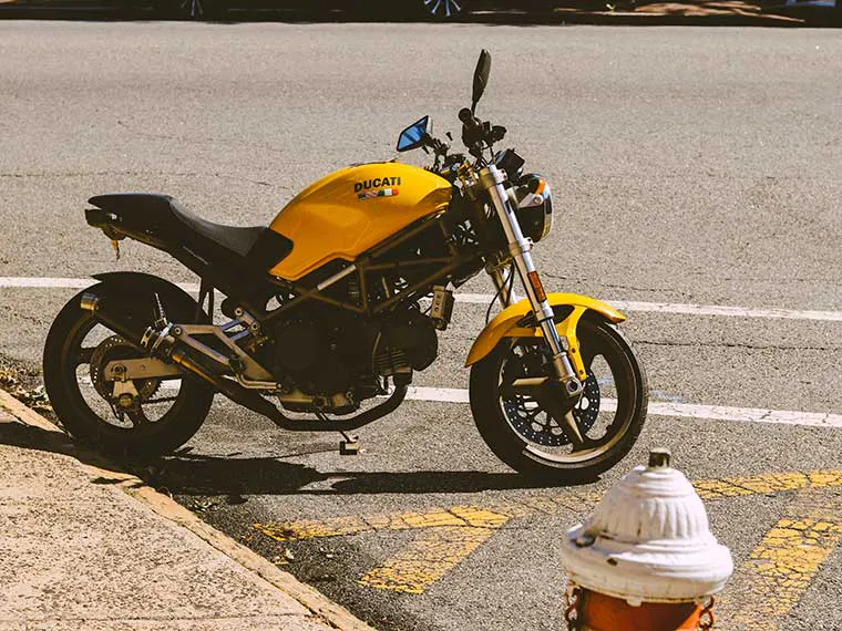 Motocicleta Ducati estacionada en la Ciudad de Nueva York.