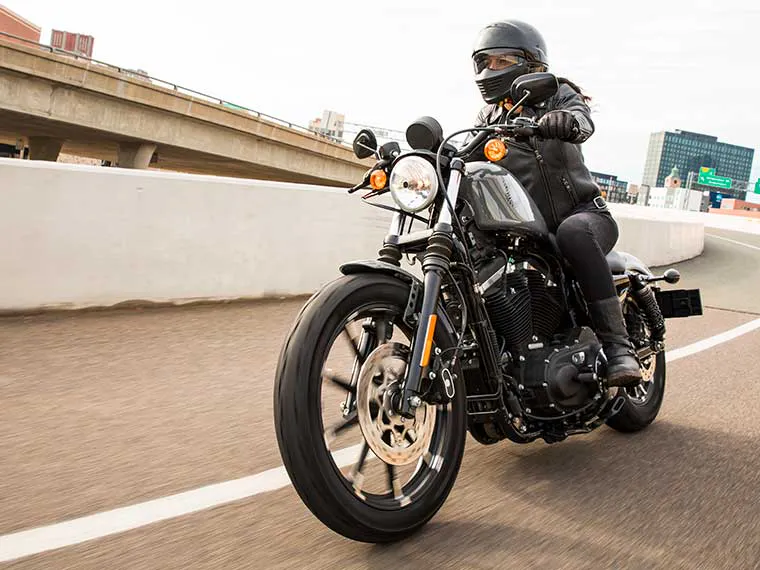 imagen de un motociclista montando en un San Antonio Motorcycle Rental de Riders Share, una empresa de alquiler de motos de igual a igual