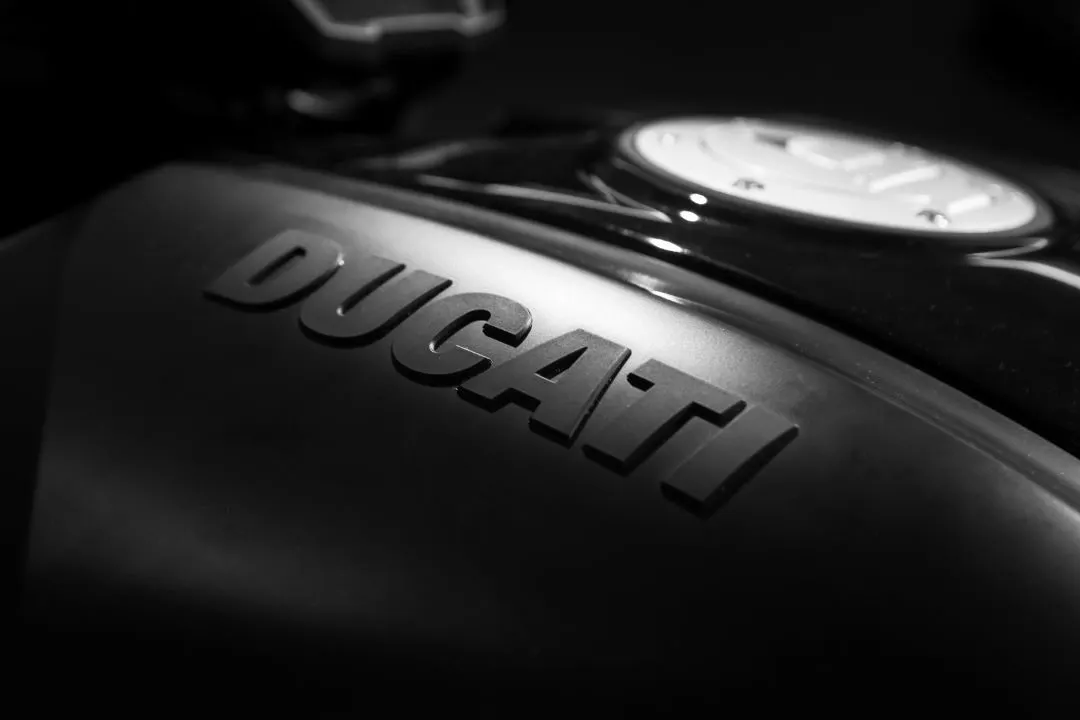 closeup de um tanque de combustível preto da Ducati guia para novas motocicletas Ducati 2024