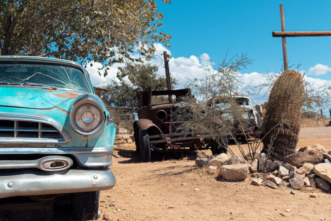 picture of old abandoned vehicles along route 66 las vegas to the grand canyon road trip