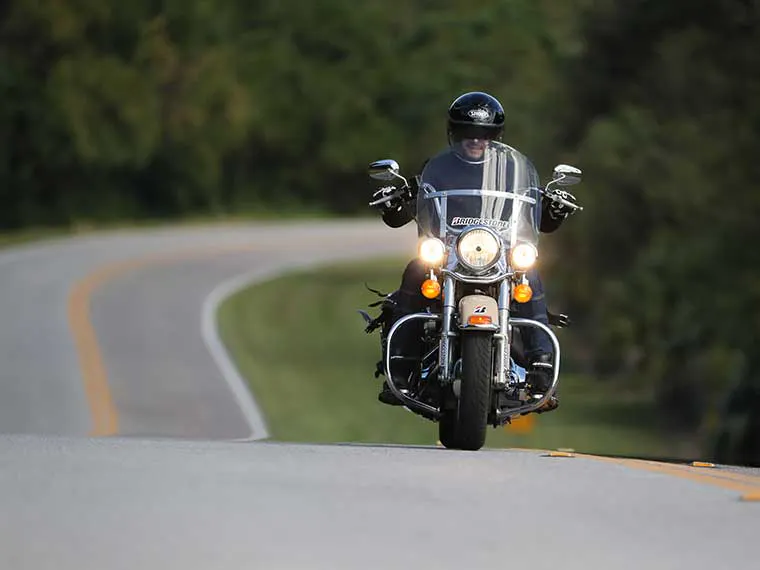 Hombre montando una motocicleta de alquiler en West Palm Beach, Florida, marca Harley-Davidson.