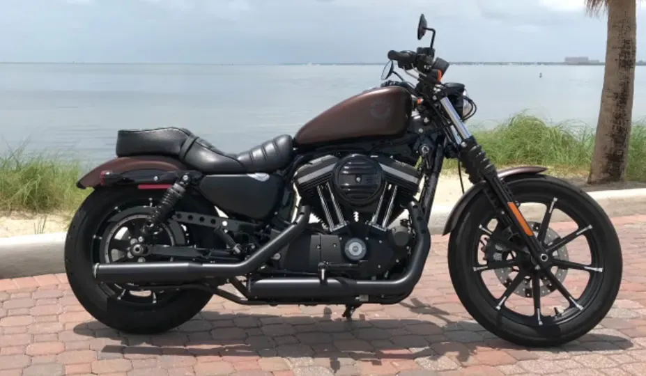 Aluguel de motocicleta Harley Davidson Iron 883 na Riders Share, uma empresa de aluguel de motocicletas ponto a ponto.
