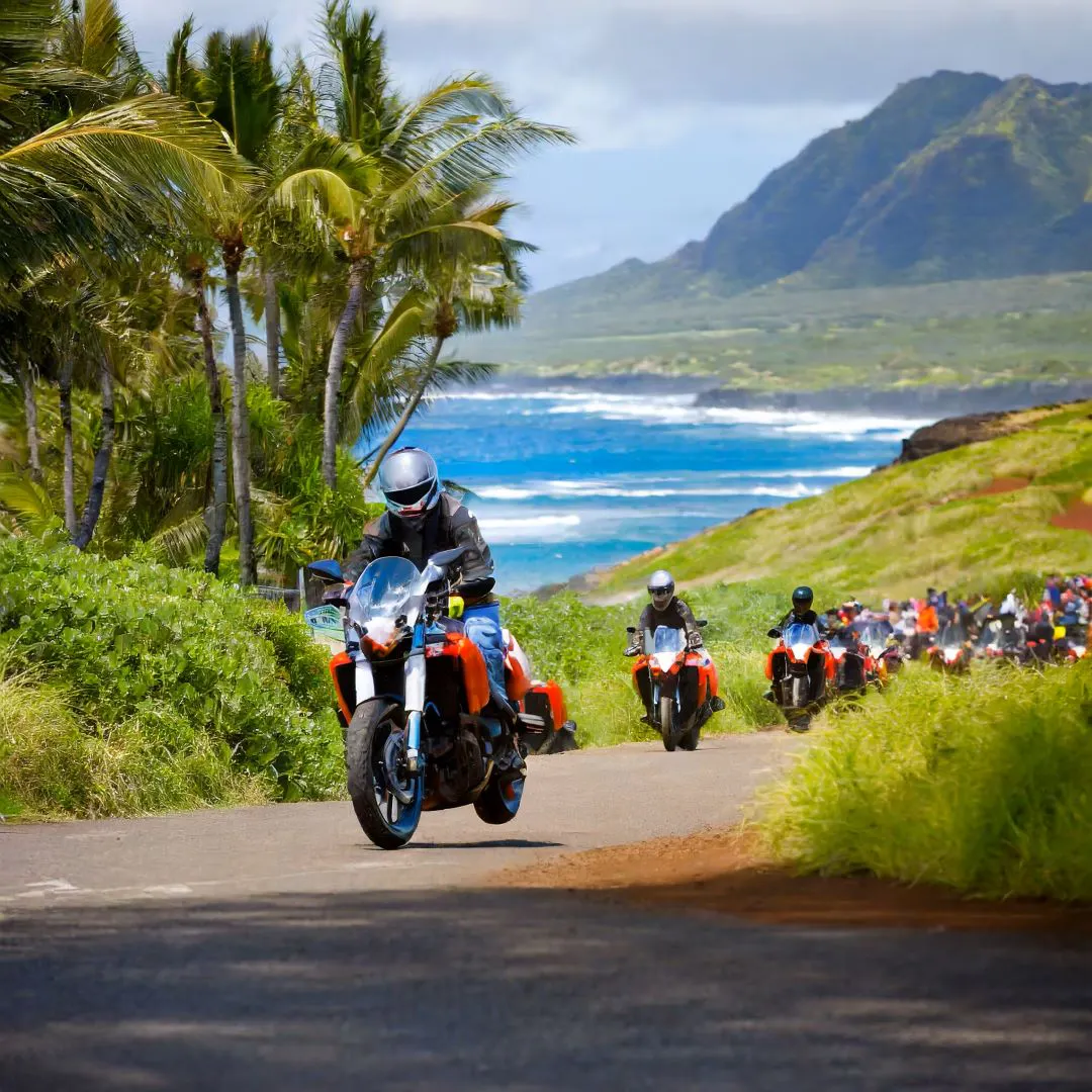 Grupo de motociclistas participantes do desfile (rally) Firefly em Hawaii