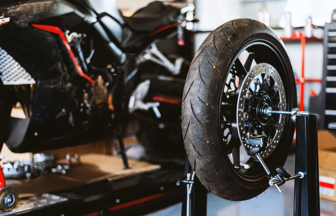Imagem de uma máquina de balanceamento de pneus. Eu preciso balancear os pneus da minha motocicleta?