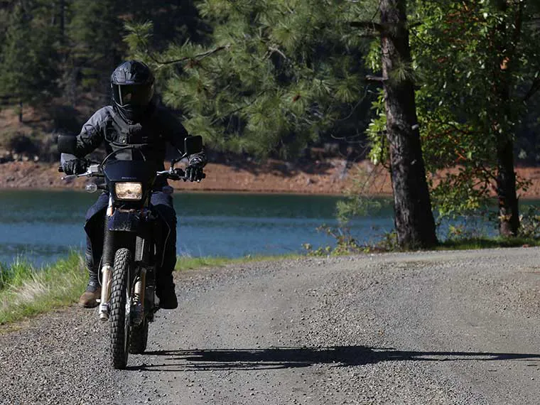 Homem andando de motocicleta alugada da Suzuki em Portland, Oregon.
