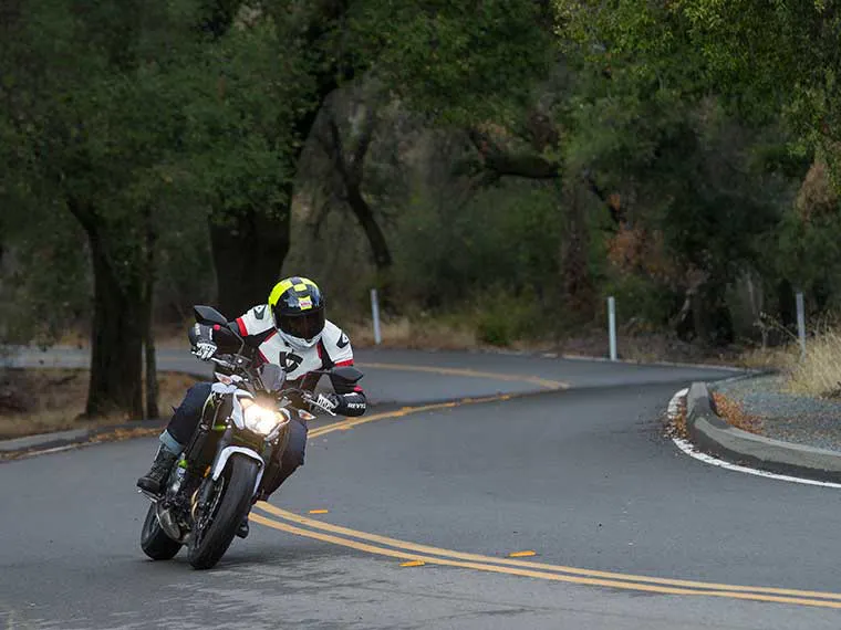 Conduciendo una motocicleta Kawasaki alquilada en Portland, Oregón.