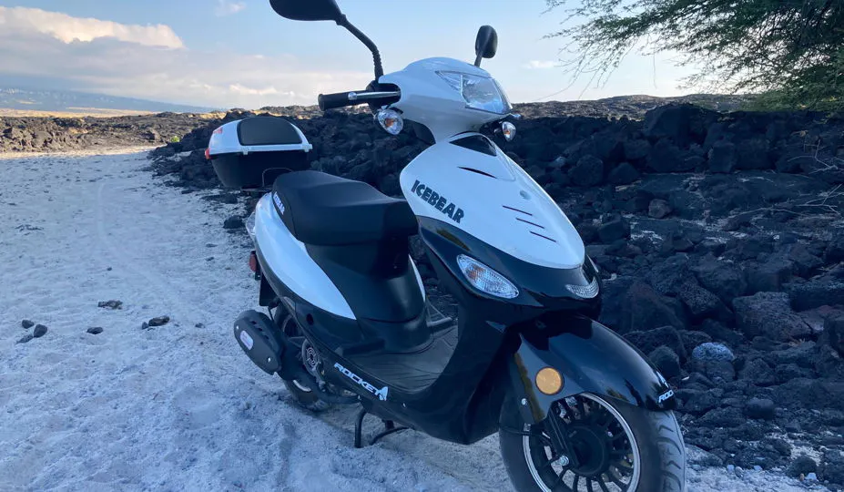 Foto de uma motoneta Ice Bear Rocket estacionada em uma praia havaiana