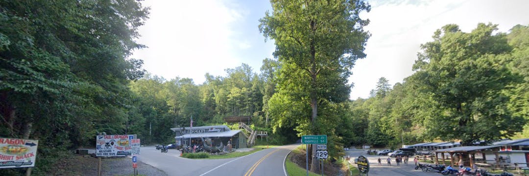 Image of an intersection in front of the Tail of the Dragon a deals gap motorcycle resort