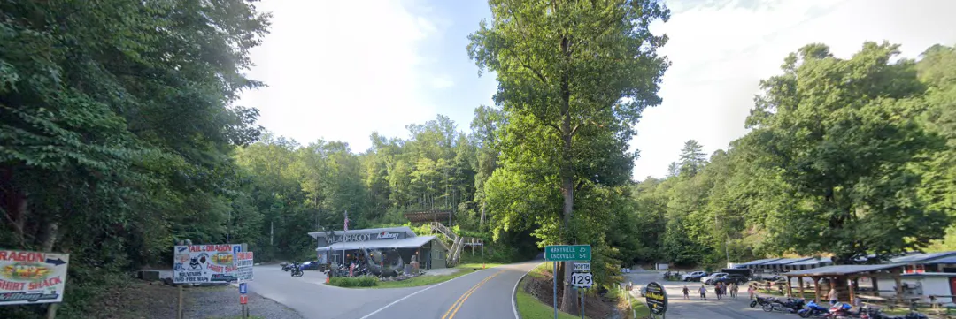 Imagen de una intersección frente al Tail of the Dragon deals gap motorcycle resort
