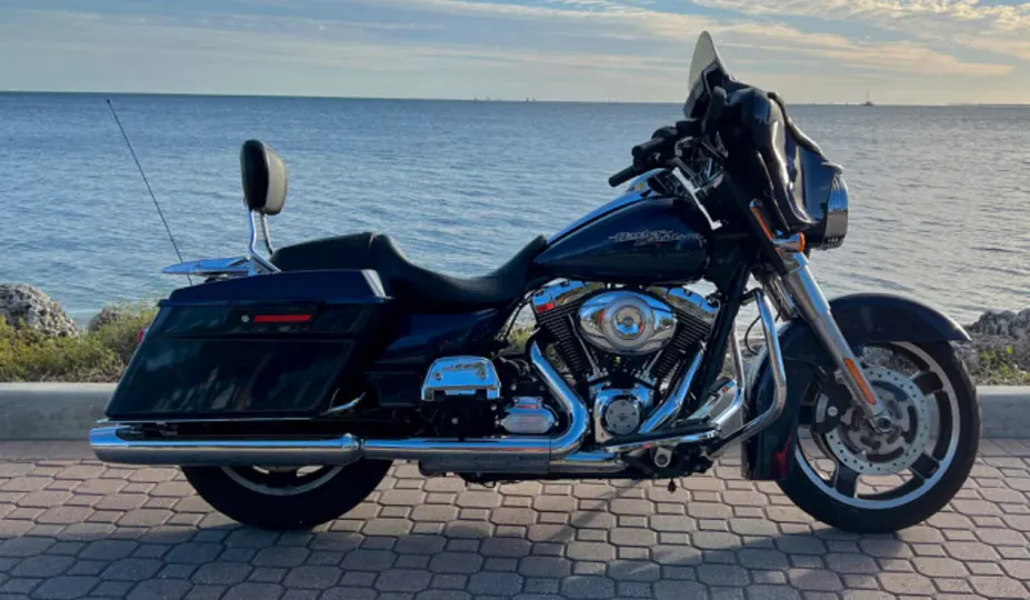 Aluguel de motocicleta Harley Davidson Street Glide na Riders Share, uma empresa de aluguel de motocicletas peer-to-peer.