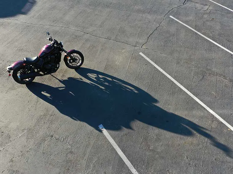 Motocicleta Honda Rebel.