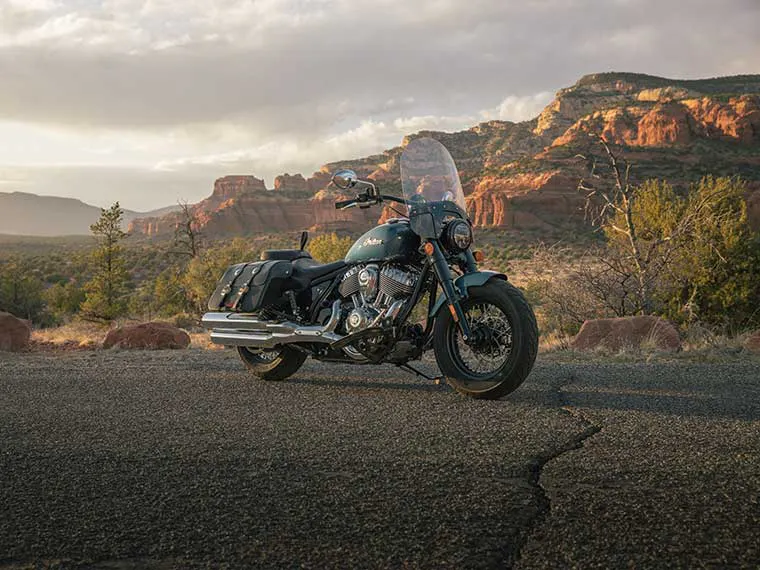 Motocicleta estilo cruiser estacionada em Sedona, Arizona.