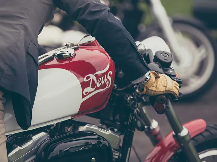 Imagen de alguien montando una motocicleta alquilada de Riders Share en Seattle, Washington.