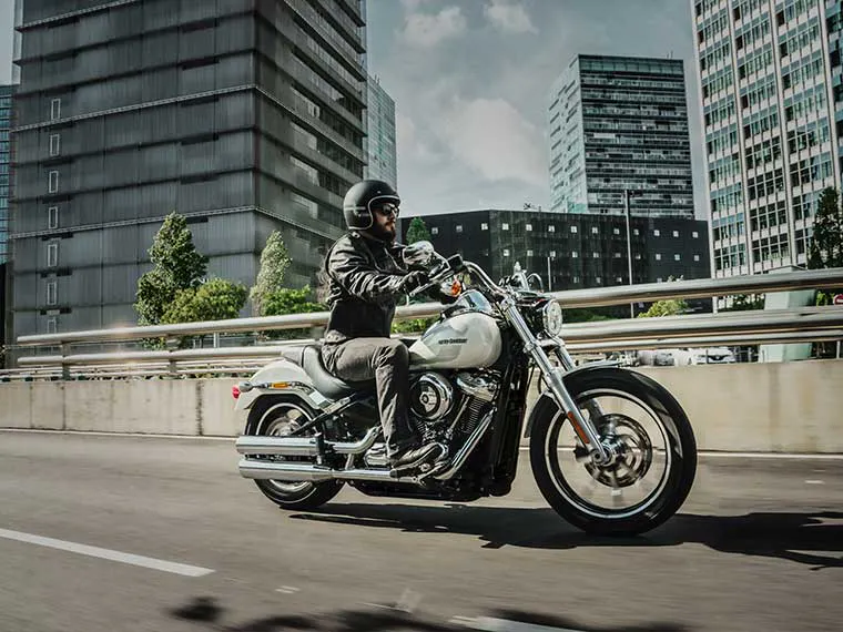 imagen de un hombre en un viaje en motocicleta por Dallas - explora paseos en moto por Dallas con un alquiler de Riders Share, una compañía de alquiler de motocicletas entre pares