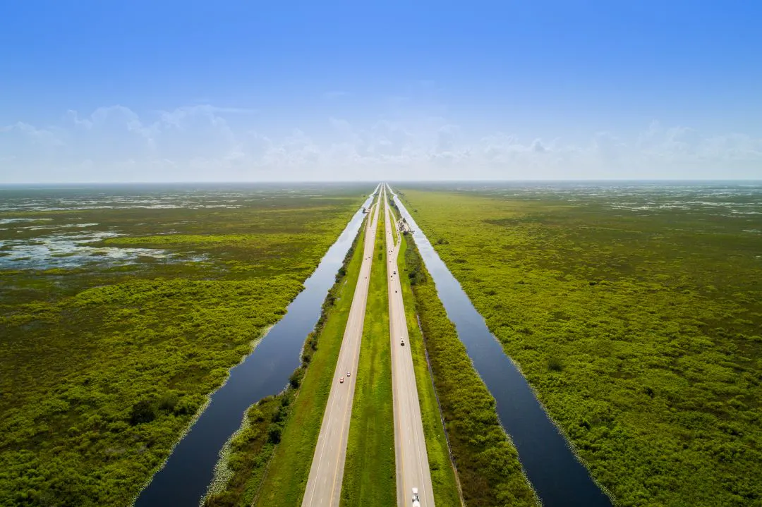 Vista aérea de Alligator Alley (I-75) através dos Everglades, rota cênica para passeios de motocicleta em Flórida