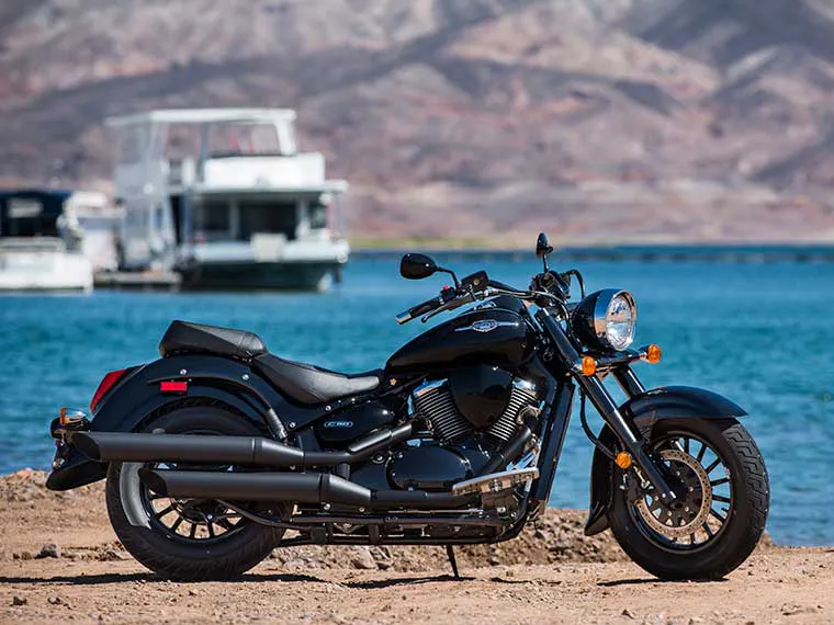 Alquilar una Suzuki cruiser de Riders Share para tu viaje en motocicleta autoguiado cerca de Las Vegas