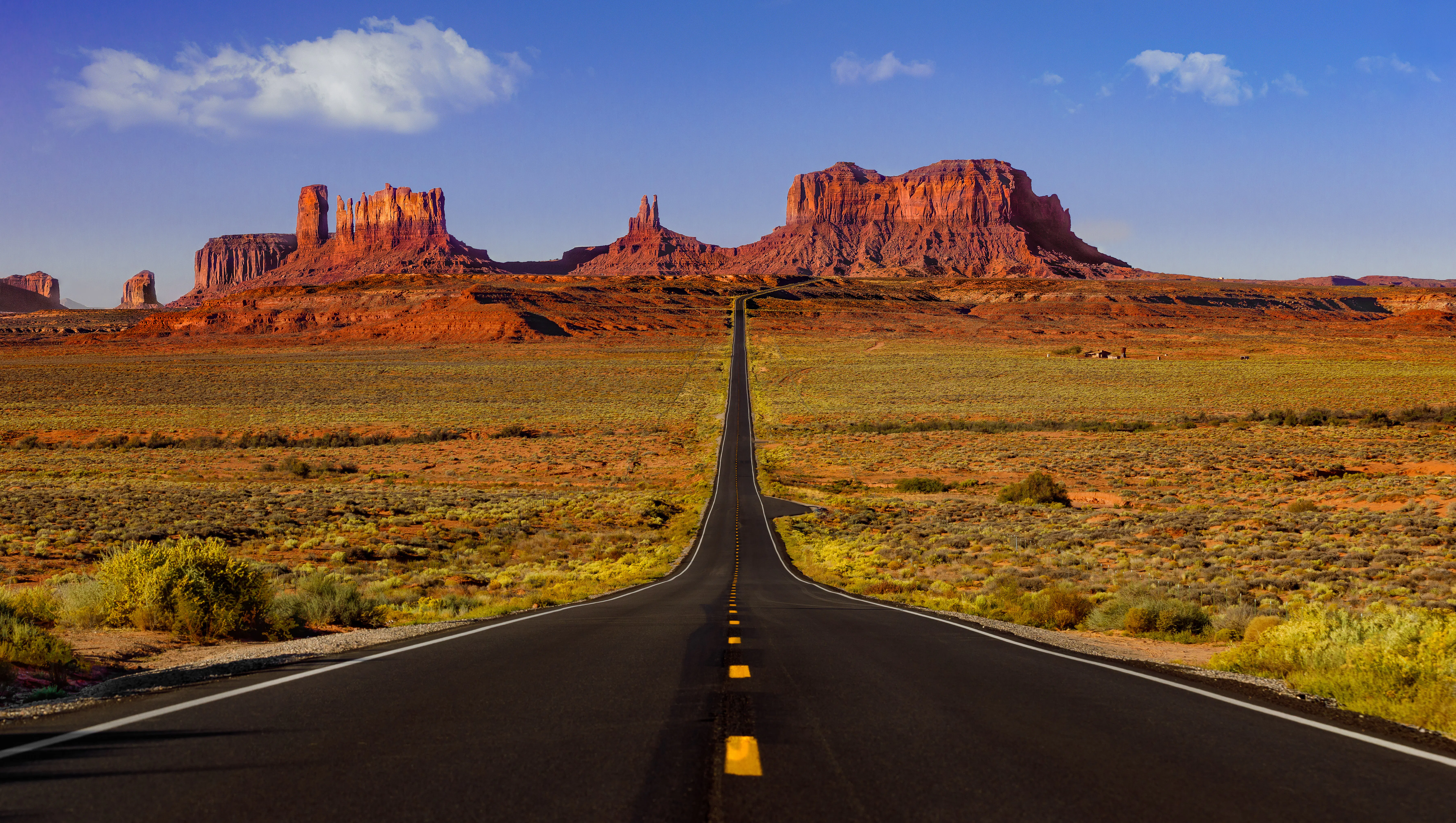 Paseando por un hermoso tramo de la carretera de Monument Valley en Arizona