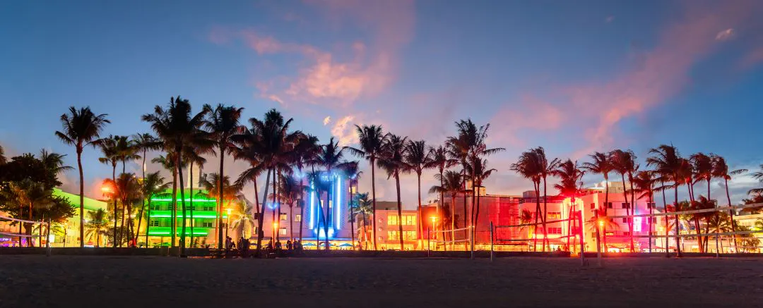 Panoramabild der Aussicht vom Strand von Miami nachts Reise nach Miami