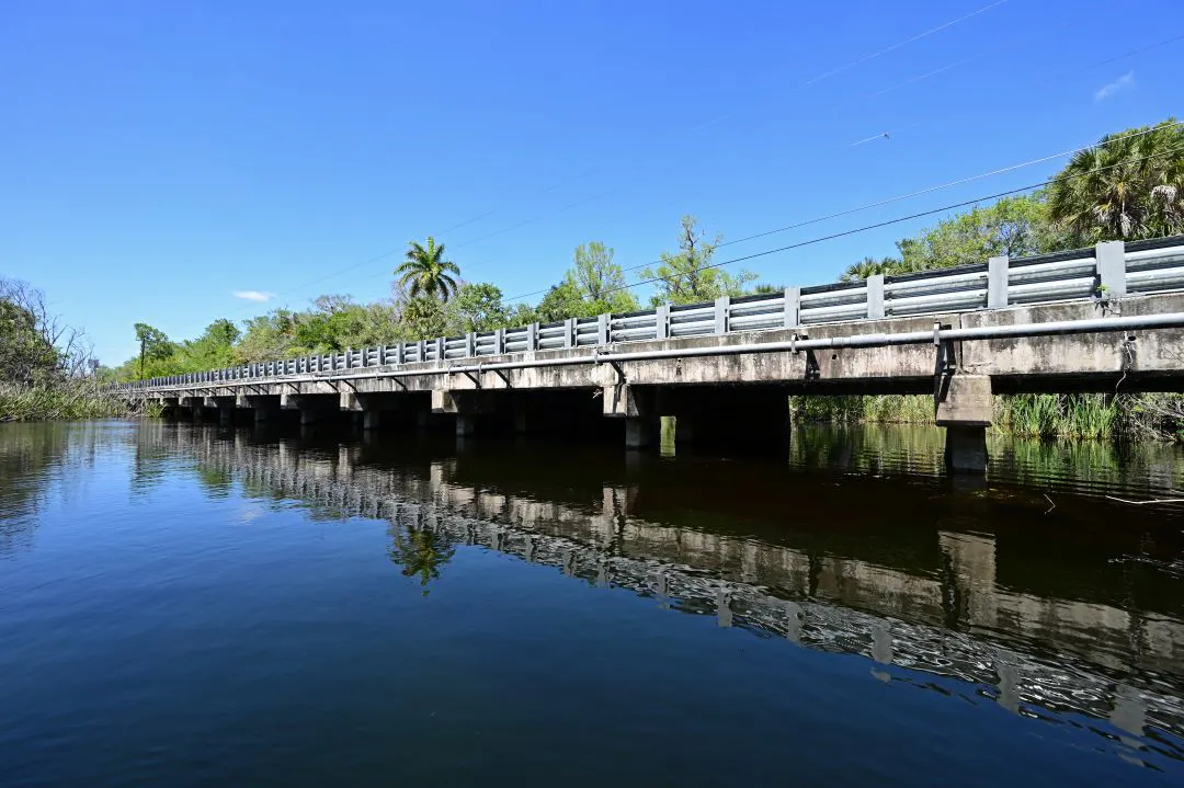 Ponte Tamiami sobre o Rio Turner em Big Cypress National Preserve rota panorâmica de motocicletas nos Everglades, Flórida