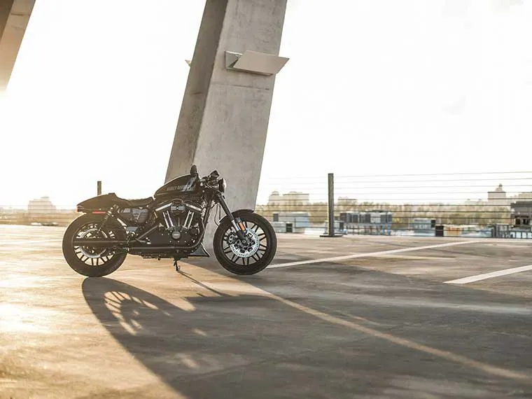 Motocicleta estacionada fora de Nova York.
