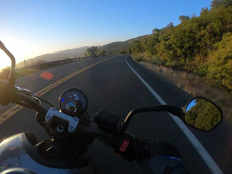 Motocicleta Triumph em pleno movimento na Califórnia.