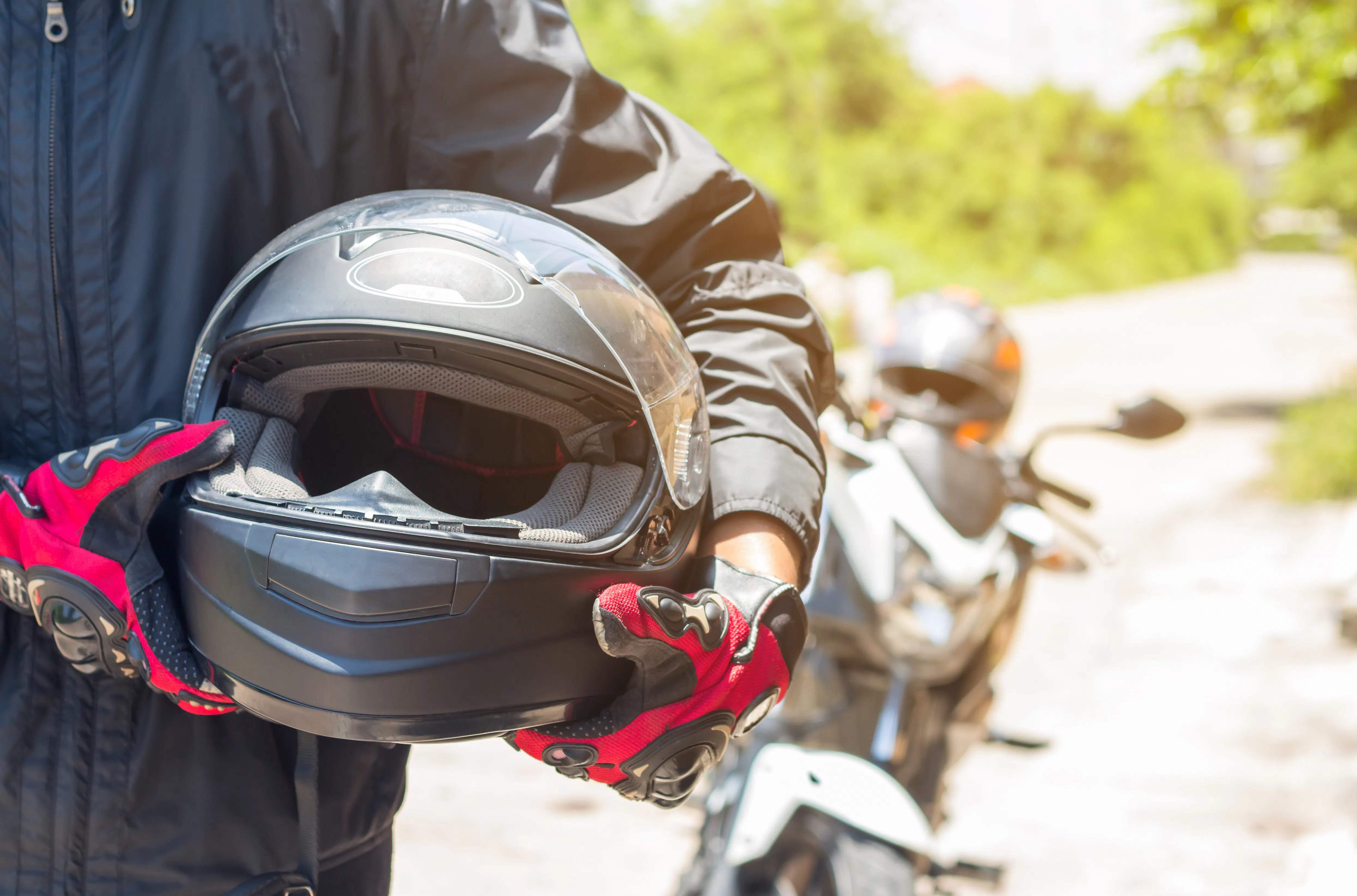 como evitar danos à sua motocicleta ao alugá-la; imagem de motociclista com capacete