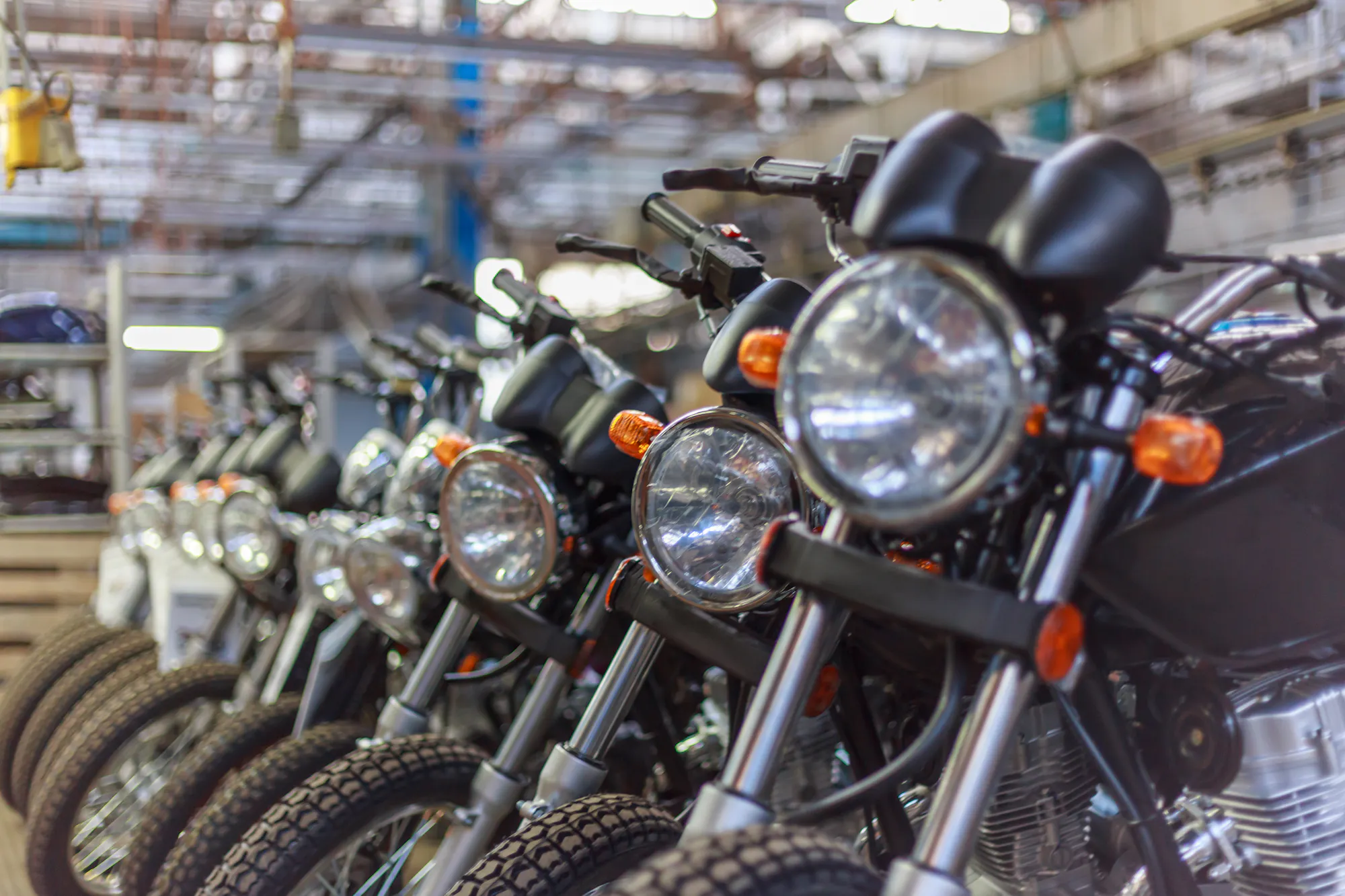 Bild einer Motorradaufstellung in der Fabrik – Quiz-Ergebnisse „Neu gegen Gebraucht“ beim ersten Motorrad