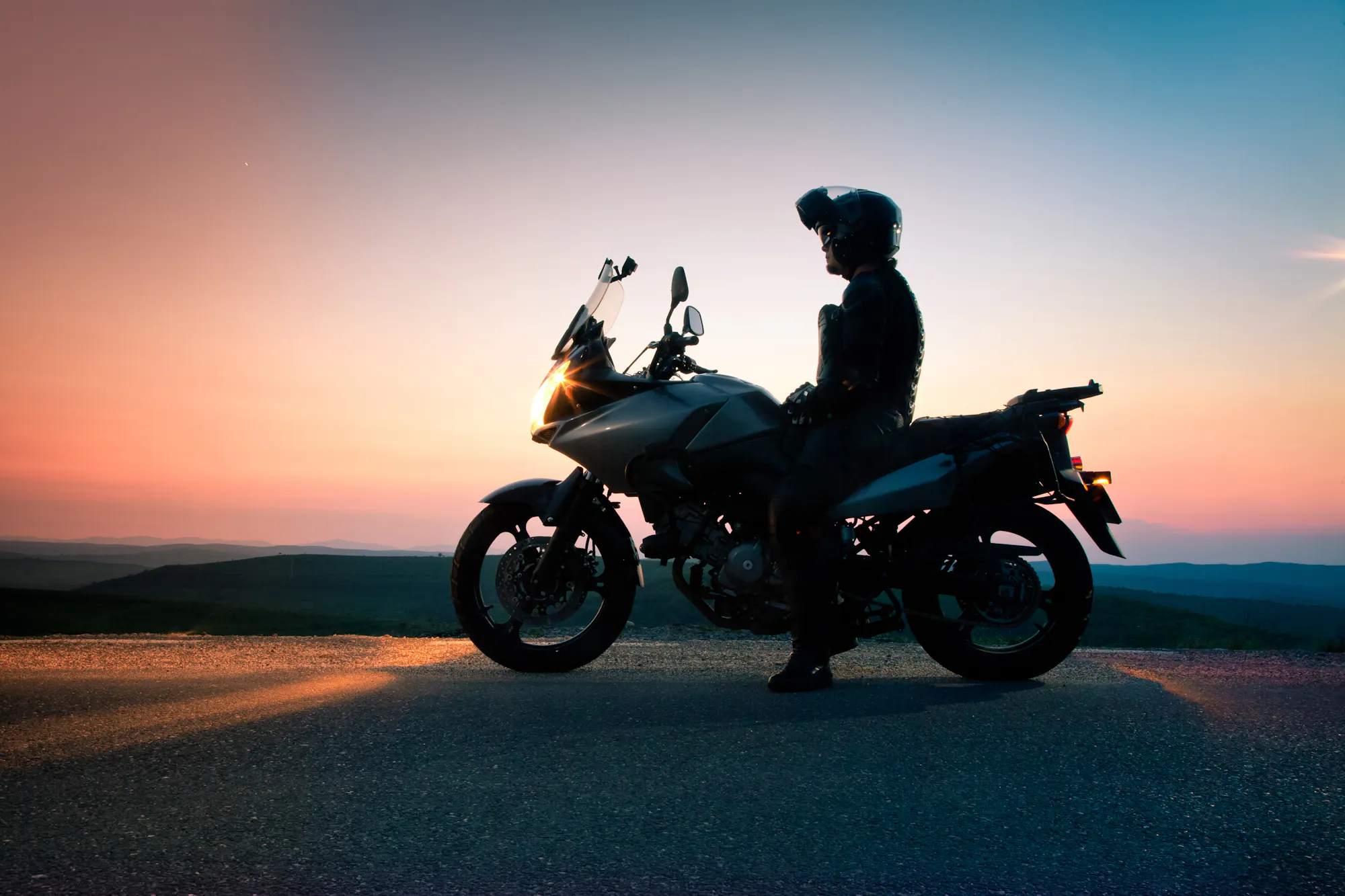 homem em motocicleta durante o pôr do sol - guia de viagens de motocicletas de verão de 2026