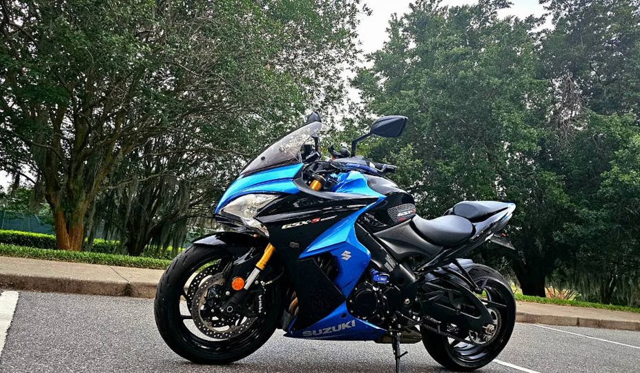 motorcycle rental delivery to MCO orlando airport on riders share image of suzuki rental