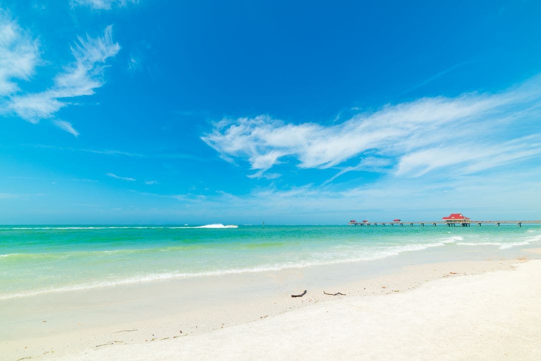 picture of the white sands and teal blue water at clearwater beach florida best florida day trips