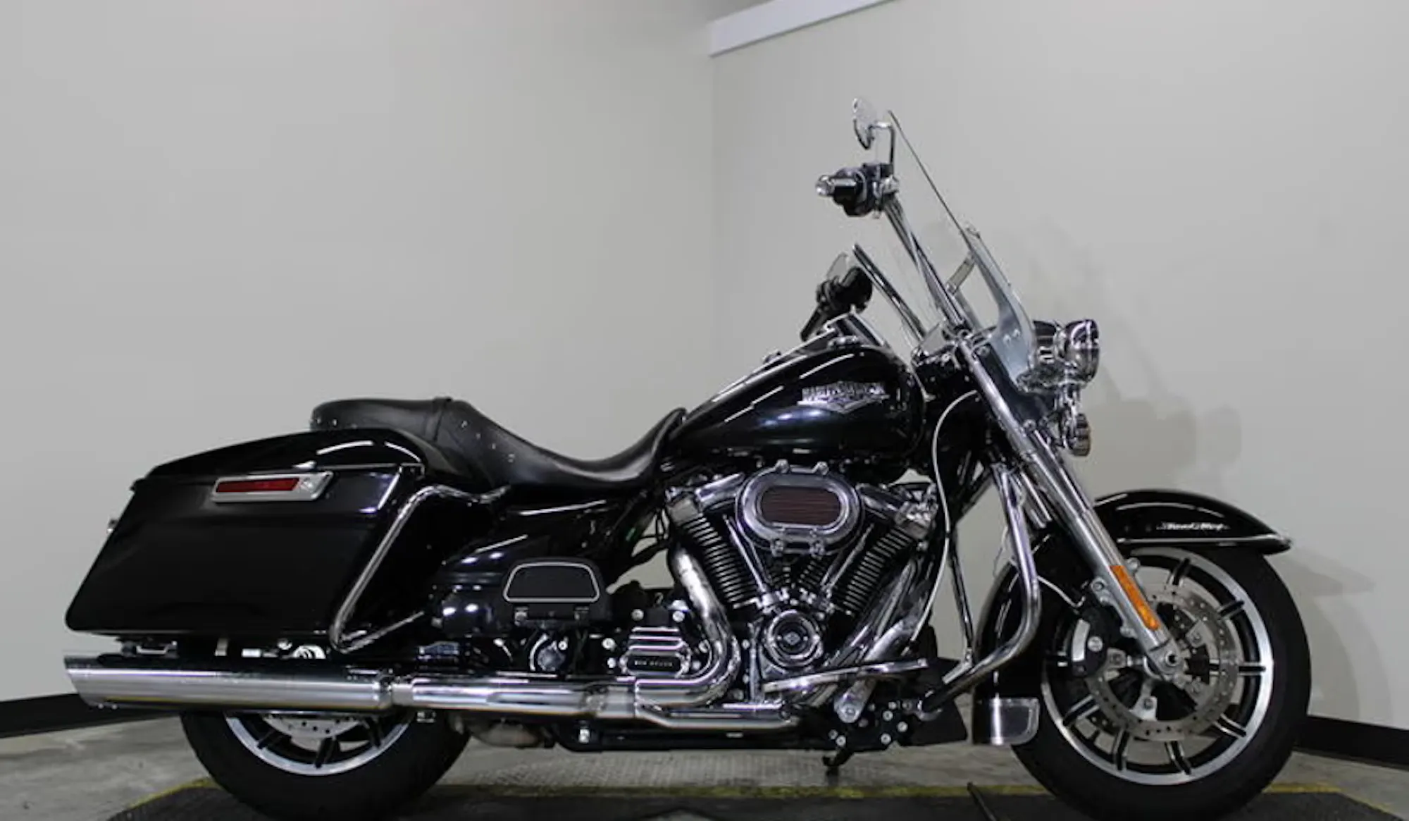 Harley FLHR para alquilar Road Glide en San Diego