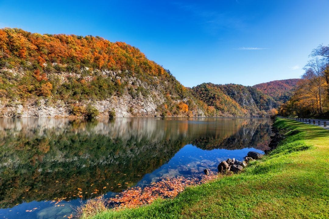 Cherokee National Forest along the Watauga River Valley in Tennessee, USA 13 Scenic Locations to See Autumn Foliage in Tennessee