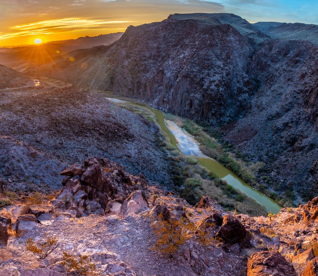 Vista hacia el este del río Rio Grande desde Santana Mesa, Big Bend Ranch State Park, Texas Vence el frío con estos destinos de motocicletas de invierno