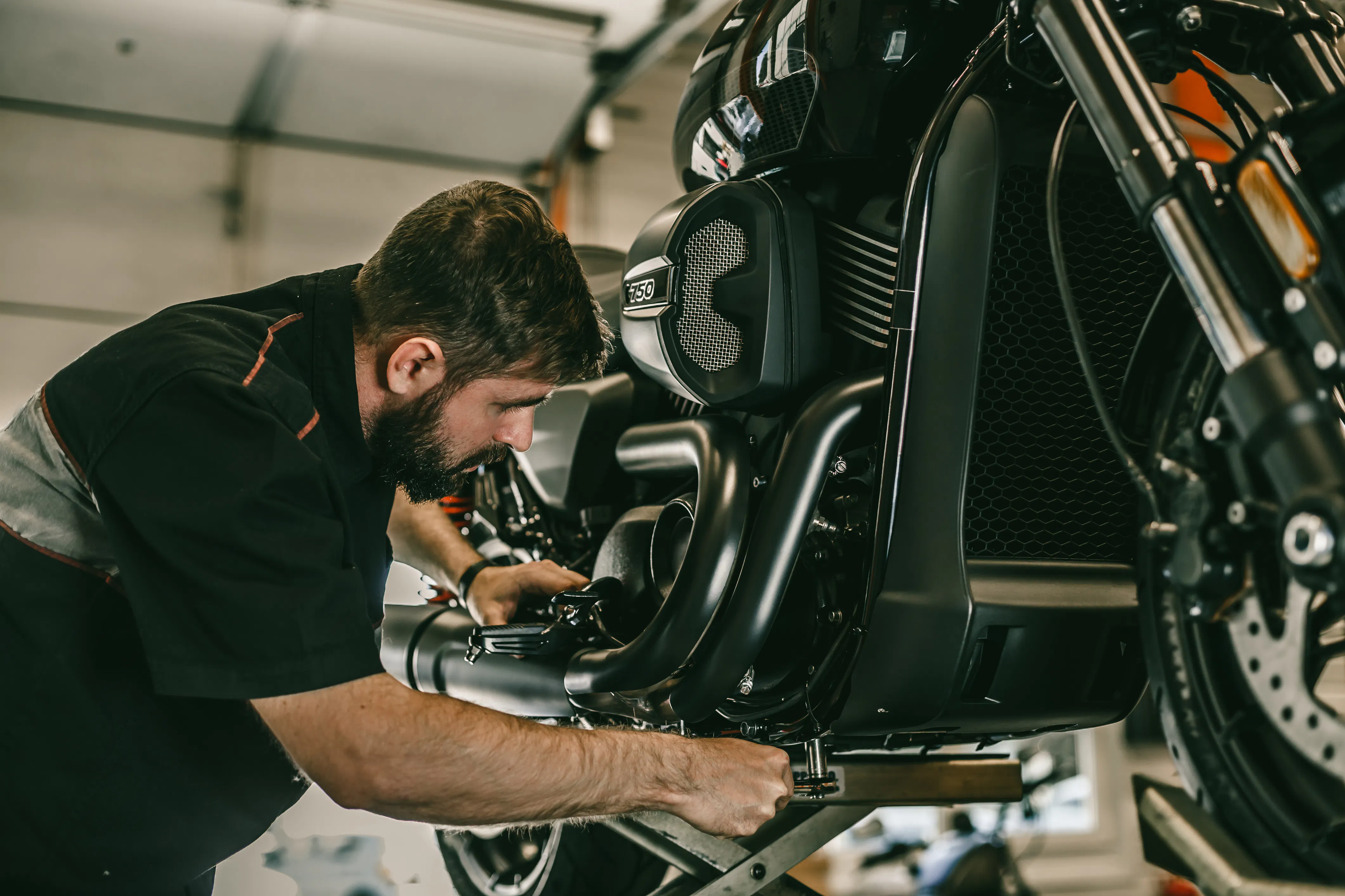 Homem se preparando para trocar o óleo de sua motocicleta serviço de troca de óleo de motocicleta faça você mesmo guia de como trocar o óleo da sua motocicleta