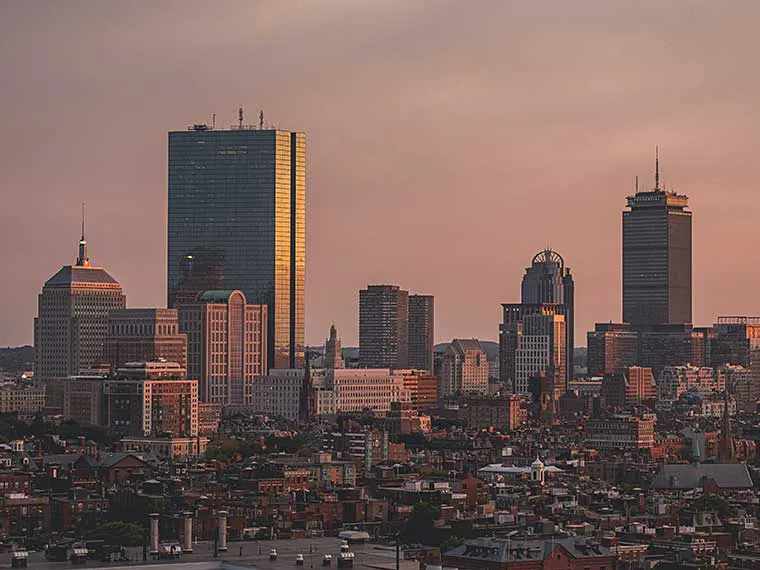 Imagen del paisaje urbano de Boston, Massachusetts. Experimente recorridos en motocicleta autoguiados por Boston.
