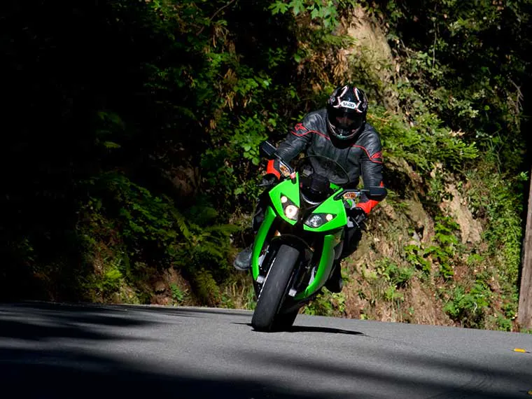 Andando em uma moto de rua alugada Kawasaki no norte da Califórnia.